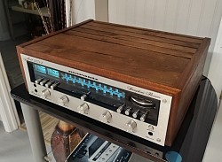 Marantz 2235B  (shown with optional walnut cover)